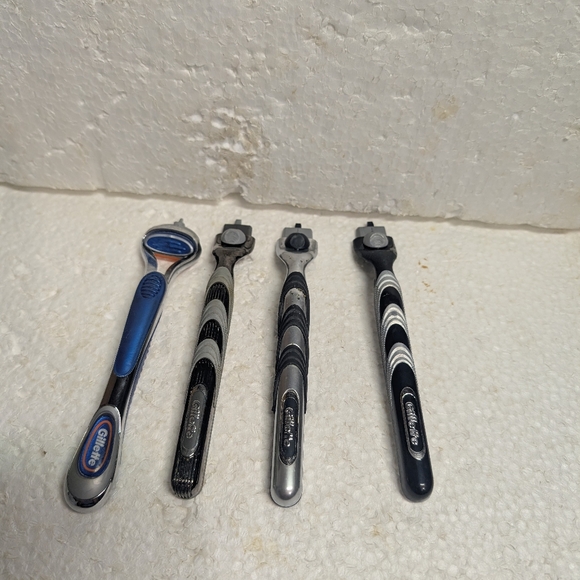 Four Gillette Razor Pre-Owned Handles - Picture 3 of 4
